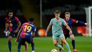 BARCELONA, 25/02/2025.- El delantero del Barcelona Lamine Yamal (2i) presiona al centrocampista del Atlético de Madrid Pablo Barrios (2d) durante el partido de ida de las semifinales de la Copa del Rey que FC Barcelona y Atlético de Madrid disputan este martes en el estadio Olímpico Lluis Companys. EFE/Enric Fontcuberta