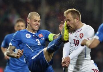 Martin Skrtel de Eslovaquia golpea a Daniel Kolar de República Checa en la cara durante el partido amistoso entre Eslovaquia y la República Checa en el Estadio Tehelne Pole en Bratislava.