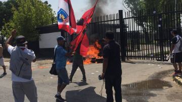 Hinchas queman neumáticos en el Monumental contra ByN