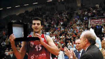 <b>RECONOCIMIENTO.</b> Portela, presidente ACB, homenajea a Junyent.