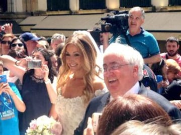 El delantero de la Juventus de Turín Fernando Llorente y su esposa María Lorente tras contraer matrimonio en la basílica de Santa María del Coro de San Sebastián.