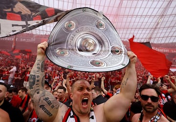 Los aficionados del Bayer Leverkusen invadieron en masa el césped del BayArena tas finalizar el encuentro y celebrar el primer título en la Bundesliga de su equipo.