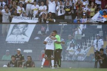 Héctor Tapia celebra con el DT su primer gol en Colo Colo ante Barnechea.