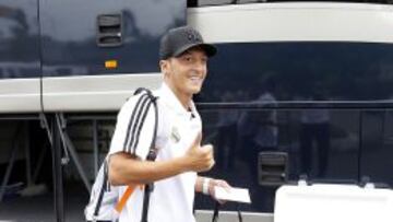 Mesut Özil, a su llegada a Los Ángeles.