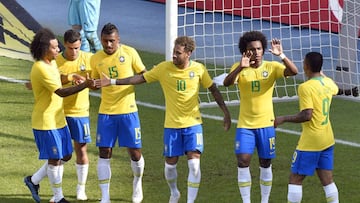 Brazil&#039;s players celebrate during the international friendly footbal match Austria vs Brazil in Vienna, on June 10, 2018. / AFP PHOTO / APA / HANS PUNZ / Austria OUT