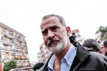 El rey Felipe VI, con barro en la cara durante su visita a una zona afectada por la DANA, a 3 de noviembre de 2024, en Paiporta, Valencia.