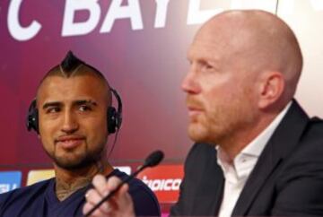 Arturo Vidal posa con su nueva camiseta del Bayern Munich junto al director deportivo del club, Matthias Sammer.