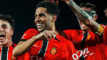 Los jugadores del Mallorca Mascarell y Raíllo celebran un gol.