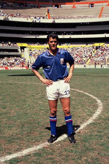 'El Grandote de Cerro Azul' debutó con el América en la campaña 1983-84, con los de Coapa ganó 5 Liga MX, 2 Campeón de Campeones y 1 Liga de Campeones de la Concacaf. Para la campaña 91-92 arribó a La Noria, con los Cementeros levantó 1 Liga MX, 1 Copa MX y 2 Concachampions.