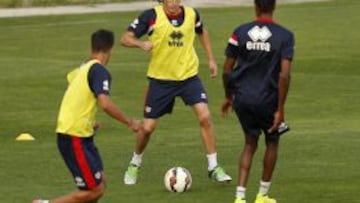 PREPARADO. Baena controla el balón en el entrenamiento de ayer.