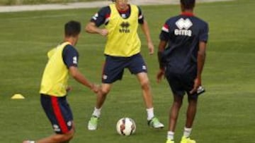 PREPARADO. Baena controla el bal&oacute;n en el entrenamiento de ayer.
 