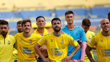 Curbelo, entre Álex Suárez y Kirian Rodríguez tras el último partido, contra el Alavés, de la temporada pasada.