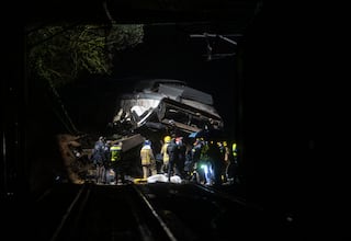 El tren accidentado, a 20 de enero de 2026, en Gelida, Barcelona, Catalunya (España). El Servei d'Emergències Mèdiques (SEM) ha confirmado el fallecimiento del maquinista al descarrilar un tren de la R4 de Rodalies tras la caída de un muro de contención y además están atendiendo al menos a 15 heridos. En consecuencia, se ha activado la fase de prealerta del Plan Ferrocat en ese tramo, donde se han trasladado 11 ambulancias y un equipo de los Bombers de la Generalitat movilizado en la zona. En paralelo, se encuentra interrumpida la circulación entre Blanes y Maçanet-Massanes por la salida de un eje de un tren, debido al arrollamiento de una roca provocada por el temporal.
Lorena Sopêna / Europa Press
21/01/2026