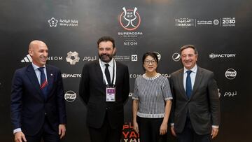 11/01/23 acto institucional con motivo de este partido, primero de la espectacular Supercopa de Espa?a 2023.
El presidente de la Real Federaci車n Espa?ola de F迆tbol ha ejercido de anfitri車n dando inicio al tradicional intercambio de obsequios entre los clubes en liza.
Luis Rubiales ha entregado primeramente al director general del Real Madrid, Jos谷 ?ngel S芍nchez, una r谷plica del trofeo, correspondido a su vez con una escultura del oso y el madro?o por parte del representante del club de la capital de Espa?a.
Seguidamente ha sido la presidenta del Valencia CF, Layhoon Chan, quien ha recibido la r谷plica del trofeo de la Supercopa, al tiempo que la dirigente del club che ha hecho entrega de una maqueta del estadio de Mestalla, que este a?o cumplir芍 sus primer centenario de existencia, al presidente de la RFEF.