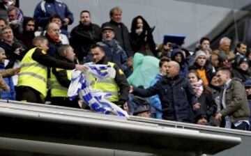 Así quitaron la pancarta contra Florentino Pérez en el Bernabéu
