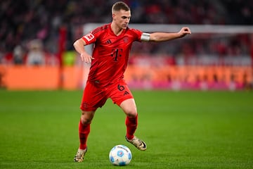 Kimmich, a sus 29 a?os, se encuentra a la orilla de su ¨²ltimo gran contrato en el mundo del f¨²tbol. El 30 de junio de 2025 finaliza su v¨ªnculo con el Bayern. Su futuro est¨¢ en el aire. Hablamos de un futbolista que est¨¢ en la ¨®rbita blanca hace tiempo. Algo que no le es ajeno a Joshua.