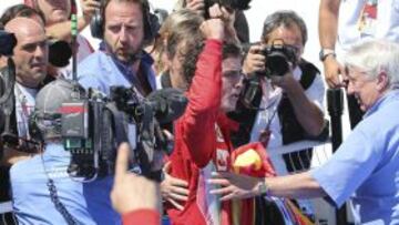 Fernando Alonso, con la bandera de España, tras su triunfo en Valencia.