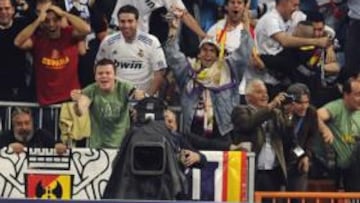 <b>LA GRADA ANIMÓ SIN DESCANSO. </b>El Bernabéu lució ayer sus mejores galas y volvió a vivir una gran noche europea. La afición madridista recibió al equipo con una sonora ovación y llevó a los suyos en volandas hacia una importante goleada. En la imagen, se puede ver la celebración de Di María, tras marcar el 3-0, en el minuto 71. Es su tercer gol en la Champions, el noveno de la temporada.
