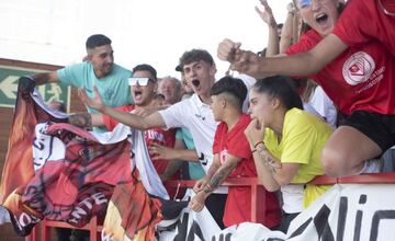 La afición del Levante Las Planas, enfervorecida.