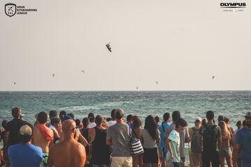 Los más de 40 nudos permitieron ver vuelos de este calibre en Tarifa.