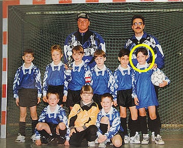 Mesut Özil, en sus primeros años de niño jugó en diferentes equipos de Gelsenkirchen, su ciudad natal.