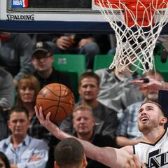 Hayward se multiplica en unos Jazz lastrados por las bajas