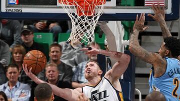 Gordon Hayward trata de anotar ante la defensa de Wilson Chandler