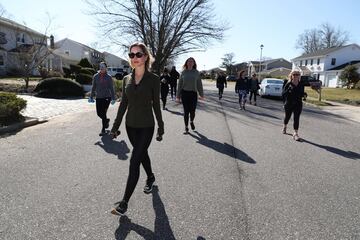  Jamie Benedik es instructora de tres gimnasios en West Islip, un barrio del condado de Suffolk en el estado estadounidense de Nueva York, durante estos días ha visto como han cerrado todos los recintos deportivos donde trabaja debido a la pandemia del Co