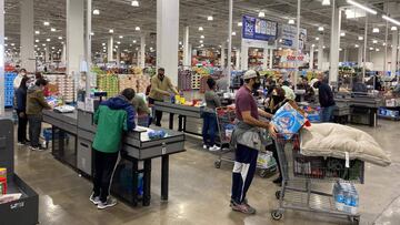 Compradores usando cubrebocas en Costco, USA. Abril 18, 2020.