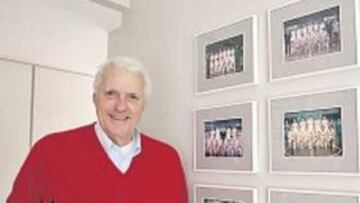 <b>COPA Y PUPILOS. </b>Lolo, en el despacho de su casa, con una reproducción de la Copa y varias fotos de los equipos que dirigió.