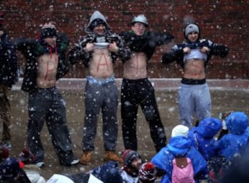 Cuatro jovenes se pintaron letras en su torso para formar la palabra "PATS"  durante el desfile de la victoria de los Patriots.