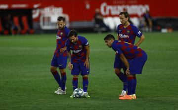Leo Messi conel balón momentos antes de lanzar una falta directa. Jordi alba, Luis Suárez e Ivan Rakitic con ell astro argentino.