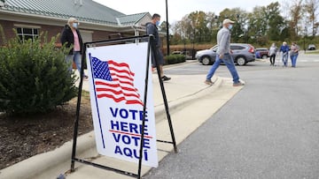 YADKINVILLE, NC - 31 DE OCTUBRE: Los votantes llegan y salen de un lugar de votaci&oacute;n el 31 de octubre de 2020 en Yadkinville, Carolina del Norte.