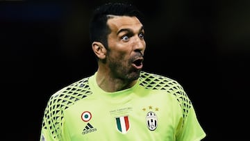 Corr¨ªa el a?o 2003 cuando la Juventus elimin¨® al Madrid en las semifinales de la Champions League. Un penalti lanzado por Figo y detenido por el meta italiano Buffon dej¨® fuera a los blancos. Un a?o despu¨¦s, en 2004, la directiva blanca comenz¨® a interesarse por el guardameta de Carrara con vistas a una posible incorporaci¨®n para la campa?a 2005-06. La finalidad era tener dos porteros de garant¨ªas con Casillas y Buffon. El club blanco esper¨® un a?o, ya que en 2006 acababa contrato. Sin embargo ese verano fue movido en el Calcio: la Juventus fue descendida a la Serie B por el esc¨¢ndalo del Calciopoli (o Moggigate: una presunta red para ama?ar partidos, resultados¡ siempre a favor de la Vecchia Signora) y la selecci¨®n transalpina se proclam¨® campeona del mundo. Ese a?o, adem¨¢s, hubo elecciones al Madrid. Una de las candidaturas, liderada por Villar Mir, llevaba al portero entre sus pretendientes. Pero Buffon lo tuvo claro: ¡°La Juve me ha hecho rico. No puedo abandonarla ahora¡¡±. Y all¨ª se mantuvo desde 2001 hasta 2021, salvo una campa?a que se march¨® al PSG. En 2021 se march¨® al Parma, club donde debut¨® y jug¨® 2 a?os all¨ª hasta que decidi¨® colgar los guantes en 2023.