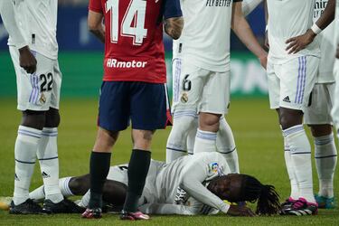 Eduardo Camavinga tumbado en el césped tras una entrada de Lucas Torró.