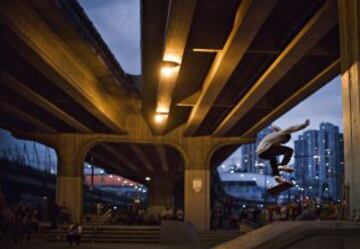 EL campeón Benny Fairfax y otros skaters conocidos en la popular plaza de skate, bajo el viaducto de la ciudad de Vancouver