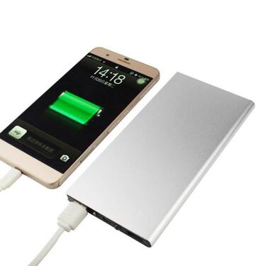 Salen ardiendo la batería y el cargador de un móvil en pleno vuelo