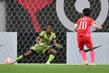 South Korea's Ji So-yun (R) scores 