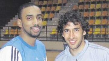 <b>EL APOYO DE RAÚL. </b>El capitán de fútbol acudió al entrenamiento y deseó suerte a Bullock.