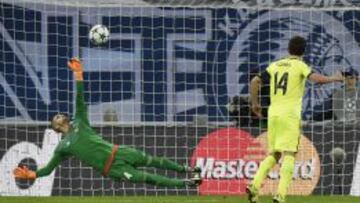 Kums supera a Jaume para adelantar al Gante desde el punto de penalti y poner el 1-0 ante el Valencia.