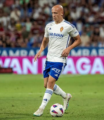 Segunda temporada a préstamo en el Zaragoza. Revulsivo en los planes de Fran Escribá, es un recurso habitual para los finales de partido. Ha participado en todos los encuentros desde el banquillo y contra el Cartagena hizo el gol de la sentencia, deslucido por una inapropiada celebración que puede conllevar una sanción deportiva. Tiene 22 años y en las últimas cinco temporadas ha ido enlazando cesiones (Deportivo, Getafe, Mallorca, Tenerife y Zaragoza).  