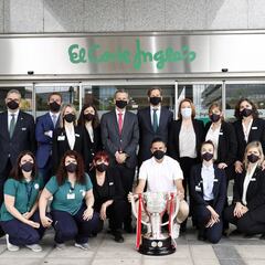 El Atleti, el día después del título, visita a la UME y el padre Ángel