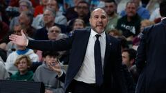 El entrenador del Real Madrid Chus Mateo durante el partido de la jornada 28 de la EuroLiga que Real Madrid y Fenerbahce juegan hoy jueves en el WiZink Center.