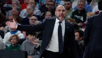 El entrenador del Real Madrid Chus Mateo durante el partido de la jornada 28 de la EuroLiga que Real Madrid y Fenerbahce juegan hoy jueves en el WiZink Center.