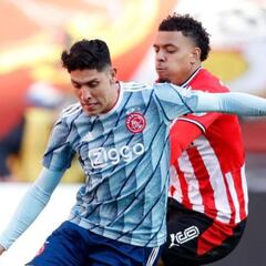 En duelo de mexicanos, Ajax y PSV dividieron unidades