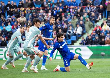 Doblete del uruguayo para remontar al que era el líder de LaLiga EA Sports en ese momento. Todo un ejemplo de fuerza y de ambición. Ante un equipo que concede poco, Arambarri supo encontrar el sitio adecuado para conseguir dos goles decisivos.
Doblete del uruguayo para remontar al que era el líder de LaLiga EA Sports en ese momento. Todo un ejemplo de fuerza y de ambición. Ante un equipo que concede poco, Arambarri supo encontrar el sitio adecuado para conseguir dos goles decisivos.