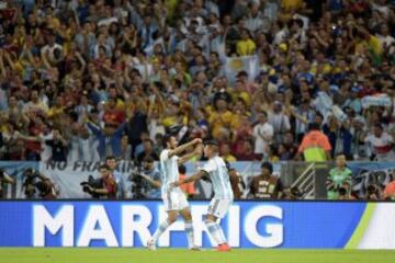 Ezequiel Garay y Marcos Rojo celebran el 1-0 ante Bosnia.