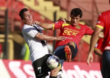 Una lucha que se dio durante todo el partido: Paredes vs González.