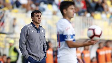 Futbol, Everton vs Universidad Catolica.
 Torneo Fox Sports 2019.
 El entrenador de Universidad Catolica Gustavo Quinteros da instrucciones a sus jugadores durante el partido valido por el torneo Fox Sports 2019 contra Everton disputado en el estadio Sausalito de Vi&ntilde;a Del Mar, Chile.
 02/02/2019
 Raul Zamora/Photosport
 
 Football, Everton vs Universidad Catolica.
 Fox Sports 2019 Tournament.
 Universidad Catolica&#039;s manager Gustavo Quinteros instructs his players during the Fox Sports 2019 Tournament match against Everton at the Sausalito stadium in Vi&ntilde;a Del Mar, Chile.
 02/02/2019
 Raul Zamora/Photosport