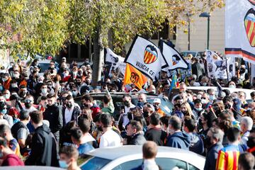 La afición del Valencia se manifiesta: 'Lim go home'